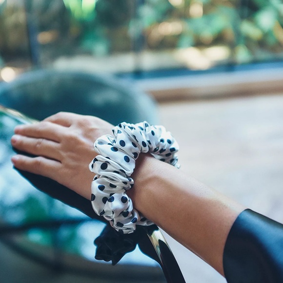 Slip Silk Polka Dot Sleep Mask Scrunchie Gift Set - Picture 5 of 9